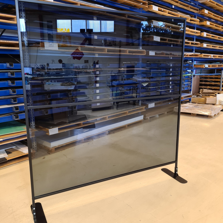 Smittevernskjerm gulv med sort stål stativ